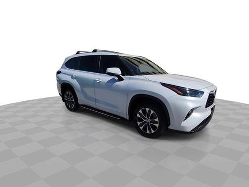 Wind Chill Pearl 2024 Toyota Highlander XLE