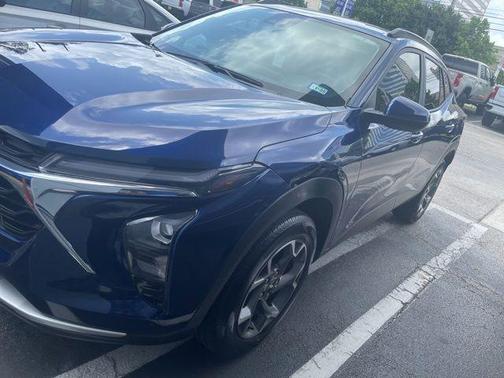 Blue Glow Metallic 2024 Chevrolet Trax LT