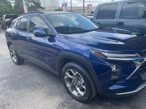 Blue Glow Metallic 2024 Chevrolet Trax LT