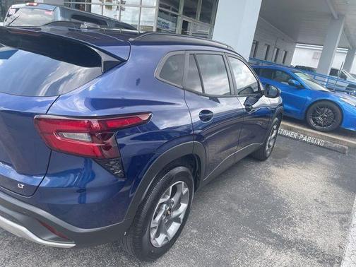Blue Glow Metallic 2024 Chevrolet Trax LT