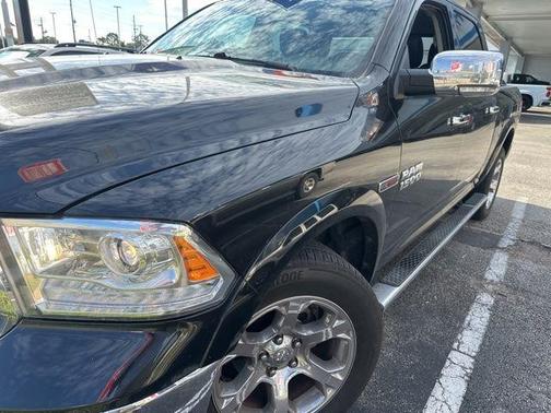 Brilliant Black Crystal Pearlcoat 2018 RAM 1500 Laramie