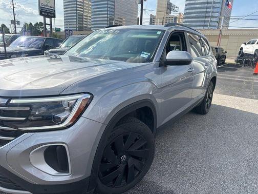 Silver Bird Metallic 2024 Volkswagen Atlas 2.0T SE w/Technology
