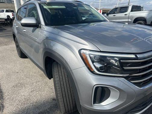 Silver Bird Metallic 2024 Volkswagen Atlas 2.0T SE w/Technology