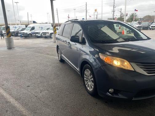 2017 Toyota Sienna XLE