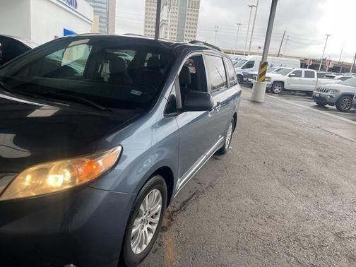 2017 Toyota Sienna XLE