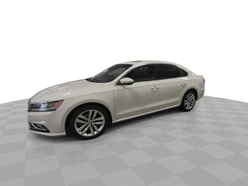 Pure White 2018 Volkswagen Passat 2.0T SE w/ Technology