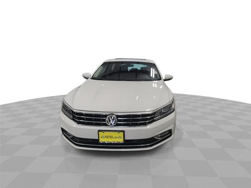 Pure White 2018 Volkswagen Passat 2.0T SE w/ Technology