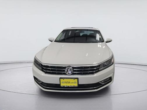 Pure White 2018 Volkswagen Passat 2.0T SE w/ Technology