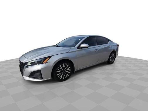 Brilliant Silver Metallic 2023 Nissan Altima 2.5 SV
