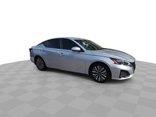 Brilliant Silver Metallic 2023 Nissan Altima 2.5 SV