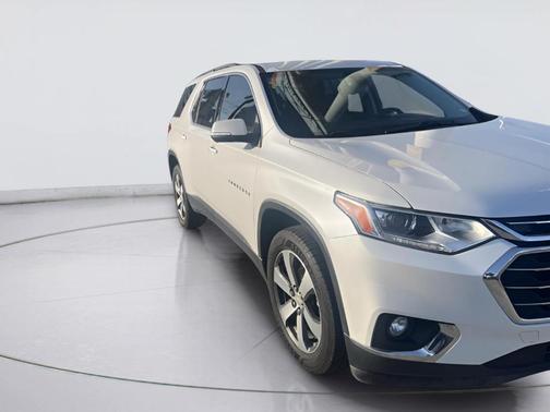 Iridescent Pearl Tricoat 2021 Chevrolet Traverse LT Leather
