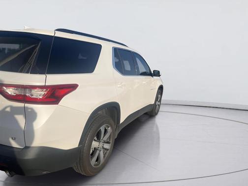 Iridescent Pearl Tricoat 2021 Chevrolet Traverse LT Leather