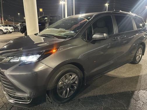 2025 Toyota Sienna LE