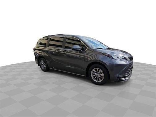 2025 Toyota Sienna LE