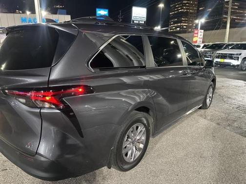 2025 Toyota Sienna LE