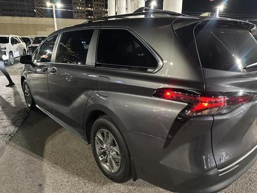 2025 Toyota Sienna LE