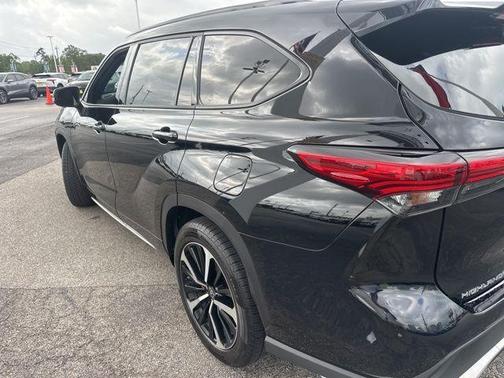 Midnight Black Metallic 2022 Toyota Highlander XSE