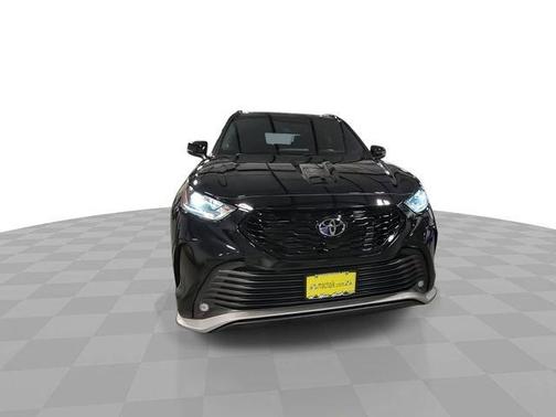 Midnight Black Metallic 2022 Toyota Highlander XSE