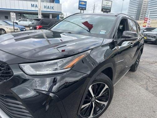 Midnight Black Metallic 2022 Toyota Highlander XSE