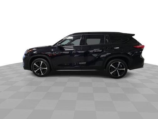 Midnight Black Metallic 2022 Toyota Highlander XSE