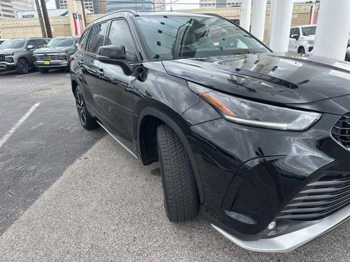 Midnight Black Metallic 2022 Toyota Highlander XSE