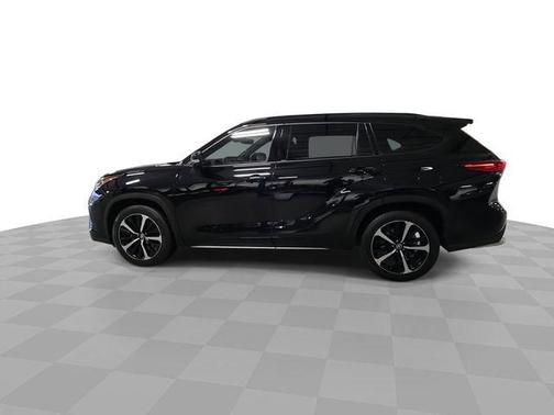 Midnight Black Metallic 2022 Toyota Highlander XSE