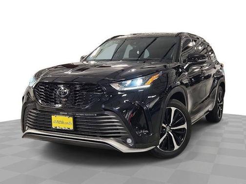 Midnight Black Metallic 2022 Toyota Highlander XSE