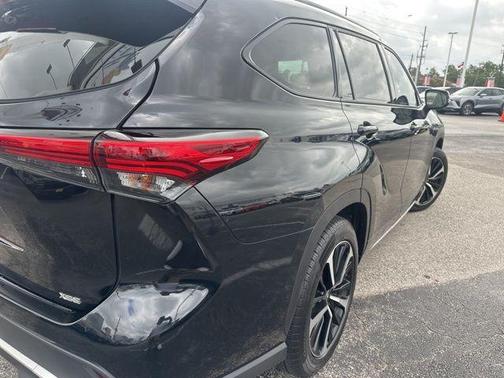 Midnight Black Metallic 2022 Toyota Highlander XSE