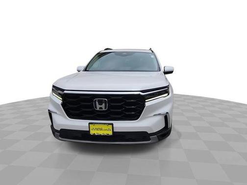 White 2023 Honda Pilot Touring