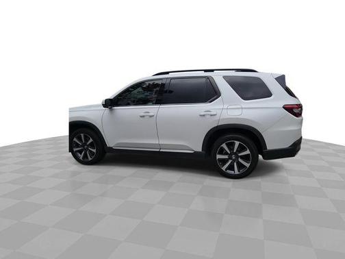 White 2023 Honda Pilot Touring