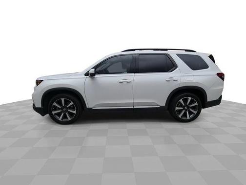 White 2023 Honda Pilot Touring
