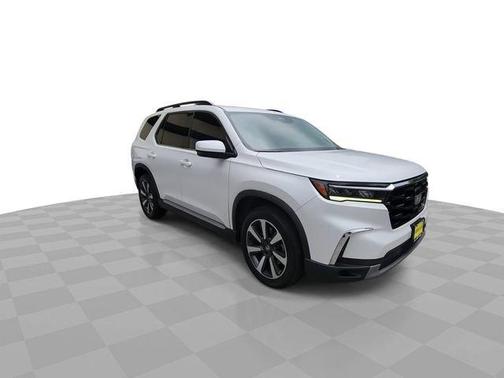 White 2023 Honda Pilot Touring
