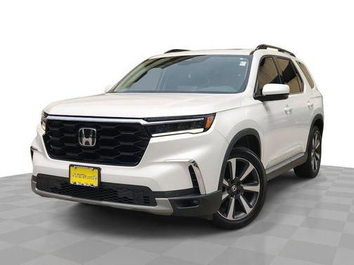 White 2023 Honda Pilot Touring