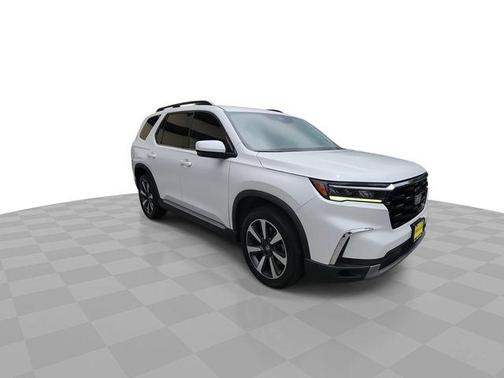 White 2023 Honda Pilot Touring