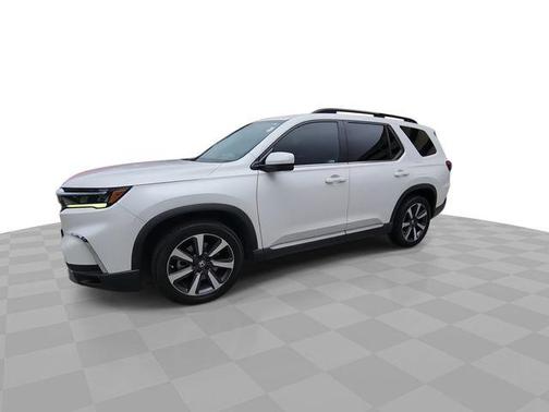 White 2023 Honda Pilot Touring