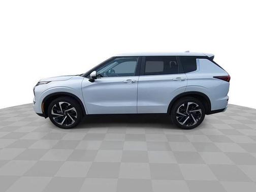 Alloy Silver Metallic 2024 Mitsubishi Outlander SE