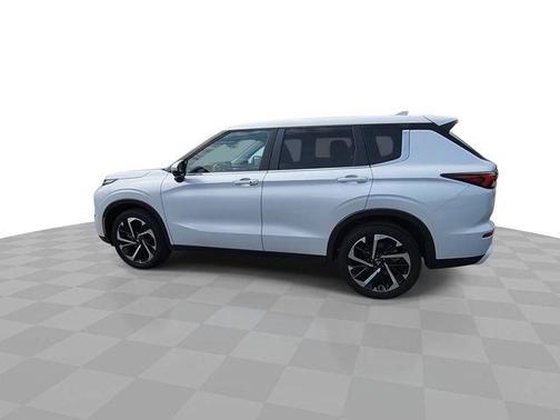 Alloy Silver Metallic 2024 Mitsubishi Outlander SE