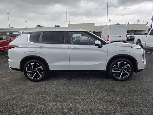 Alloy Silver Metallic 2024 Mitsubishi Outlander SE