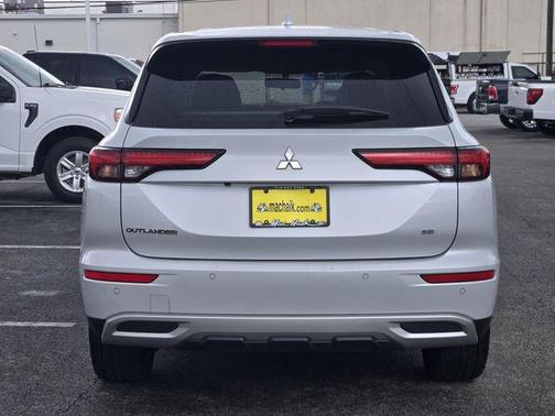 Alloy Silver Metallic 2024 Mitsubishi Outlander SE