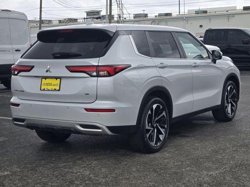 Alloy Silver Metallic 2024 Mitsubishi Outlander SE