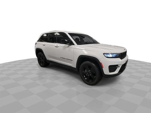 Bright White Clearcoat 2023 Jeep Grand Cherokee Altitude