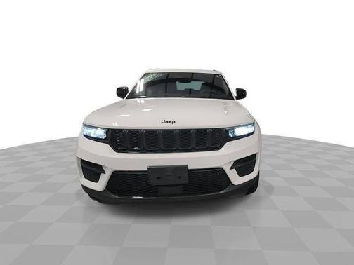 Bright White Clearcoat 2023 Jeep Grand Cherokee Altitude