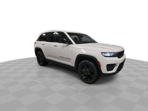 Bright White Clearcoat 2023 Jeep Grand Cherokee Altitude