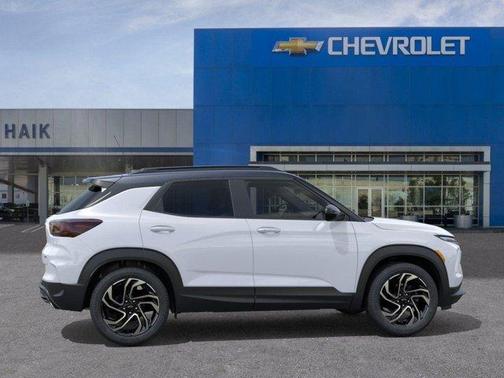 Iridescent Pearl Tricoat 2026 Chevrolet Trailblazer RS