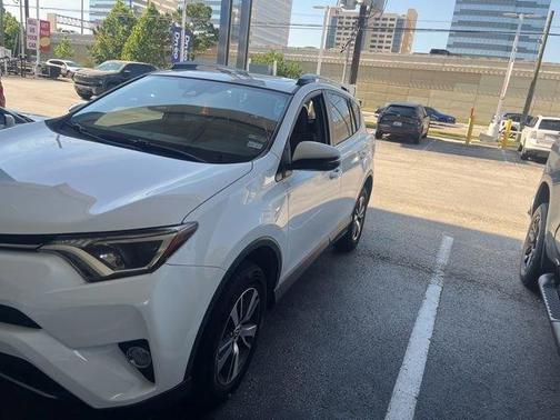 Super White 2018 Toyota RAV4 XLE