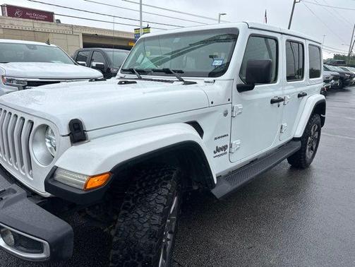 Bright White Clearcoat 2018 Jeep Wrangler Unlimited Sahara
