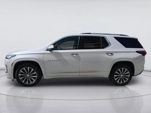 Iridescent Pearl Tricoat 2023 Chevrolet Traverse Premier