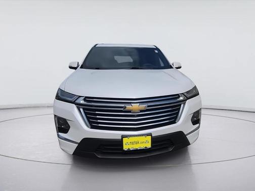 Iridescent Pearl Tricoat 2023 Chevrolet Traverse Premier