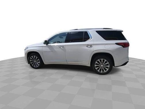 Iridescent Pearl Tricoat 2023 Chevrolet Traverse Premier