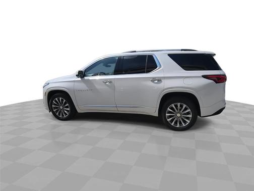 Iridescent Pearl Tricoat 2023 Chevrolet Traverse Premier